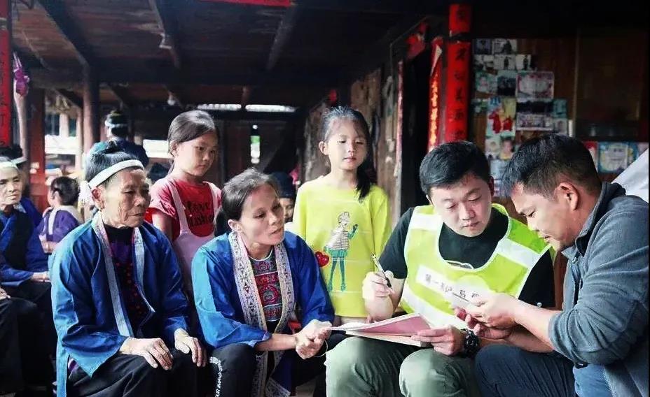 广西一刑警离村之时，为何村民们含泪夹道相送？